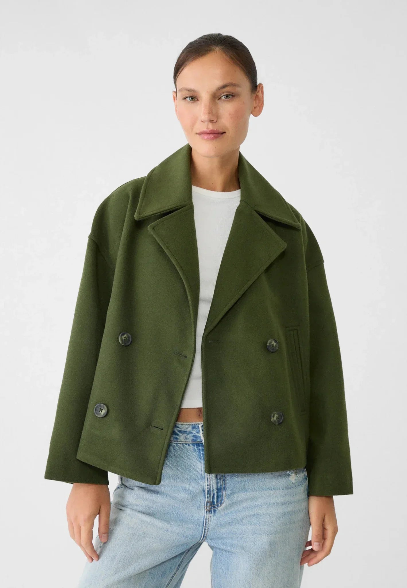Double-Breasted Cropped Jacket with Tailored Fit and Pointed Lapels – Chic and Versatile Design for Modern Sophistication 3