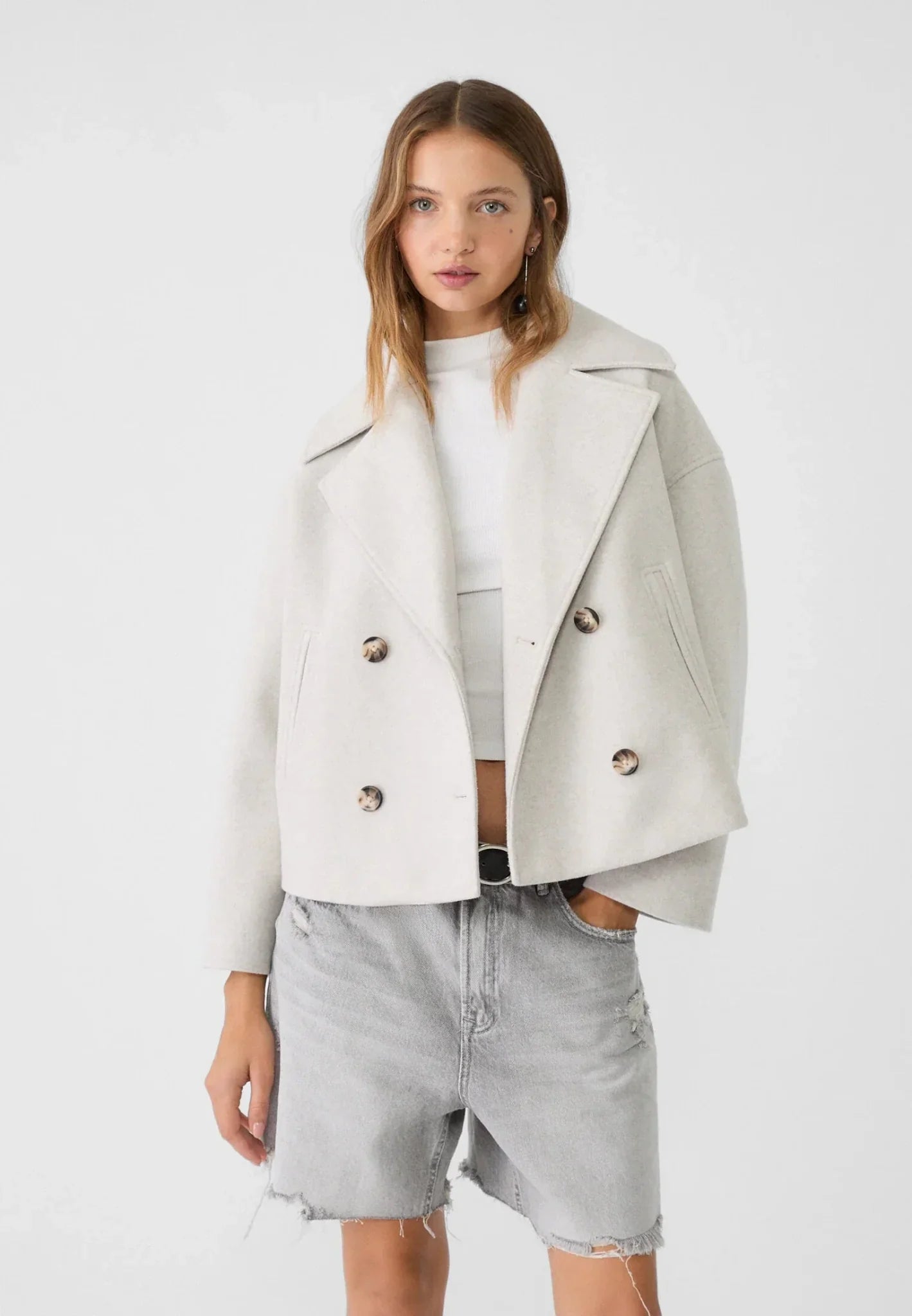 Double-Breasted Cropped Jacket with Tailored Fit and Pointed Lapels – Chic and Versatile Design for Modern Sophistication 1