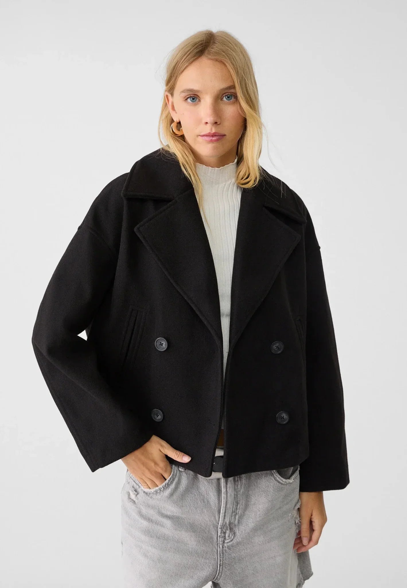 Double-Breasted Cropped Jacket with Tailored Fit and Pointed Lapels – Chic and Versatile Design for Modern Sophistication 2