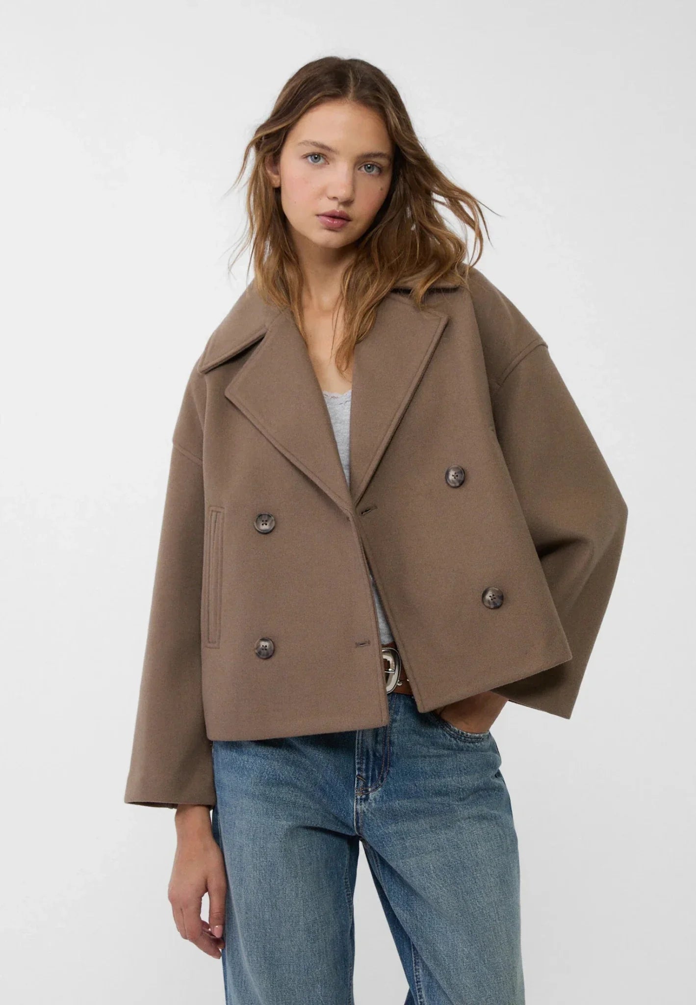 Double-Breasted Cropped Jacket with Tailored Fit and Pointed Lapels – Chic and Versatile Design for Modern Sophistication 4