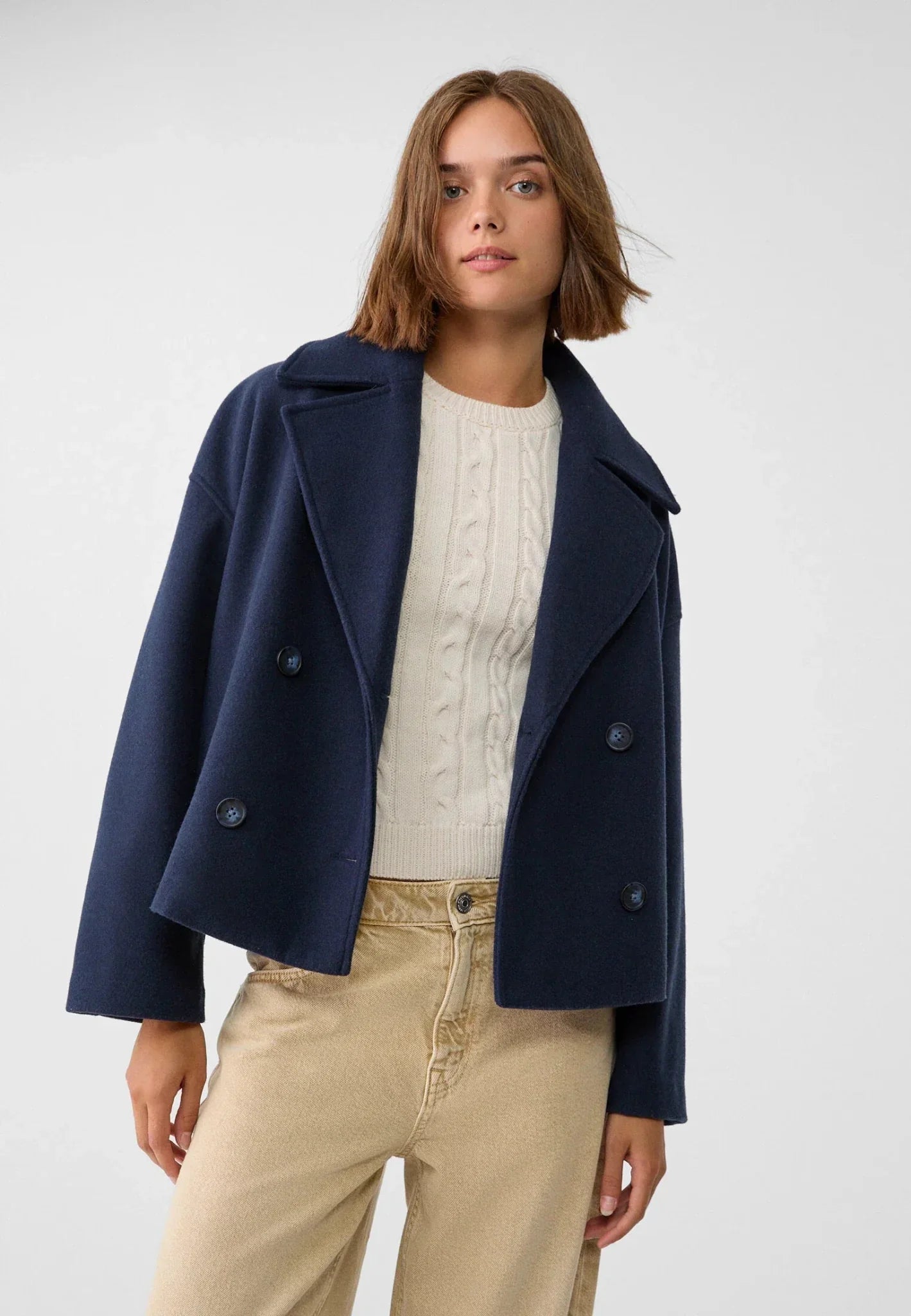 Double-Breasted Cropped Jacket with Tailored Fit and Pointed Lapels – Chic and Versatile Design for Modern Sophistication 5
